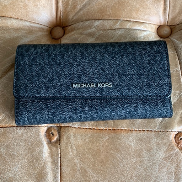 NWT Michael Kors Jet Set Travel Trifold Wallet - Picture 1 of 6